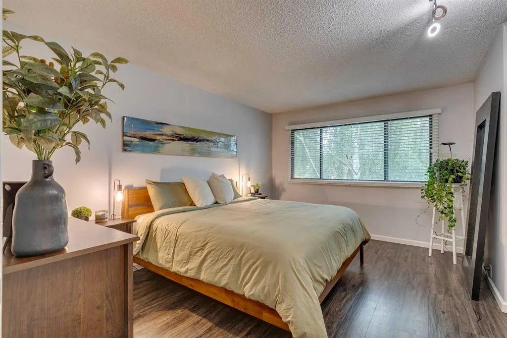 2300 Oakmoor Drive SW, #101