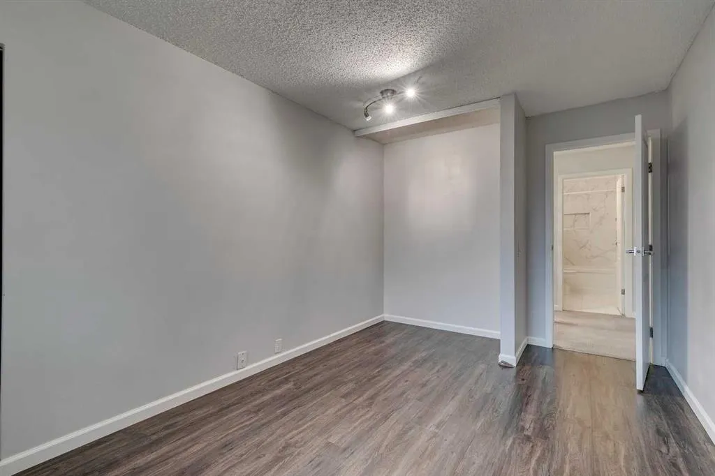 2300 Oakmoor Drive SW, #101