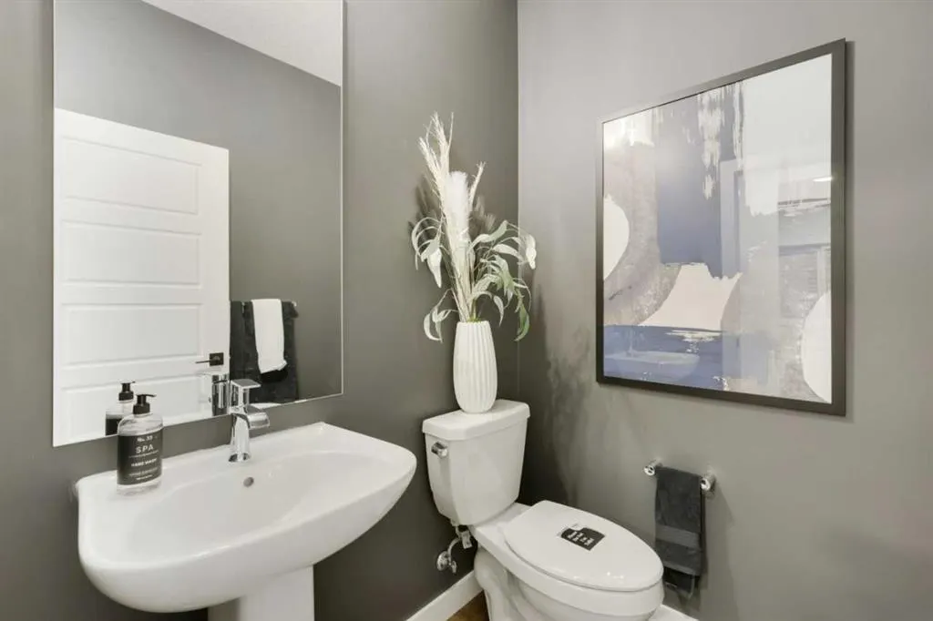 607 Buffaloberry Manor SE