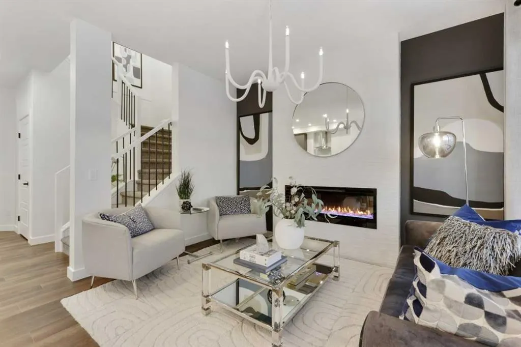 607 Buffaloberry Manor SE