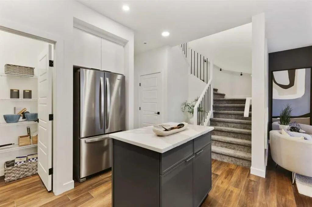 607 Buffaloberry Manor SE