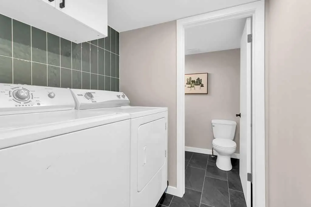 212 Cedarille Green SW