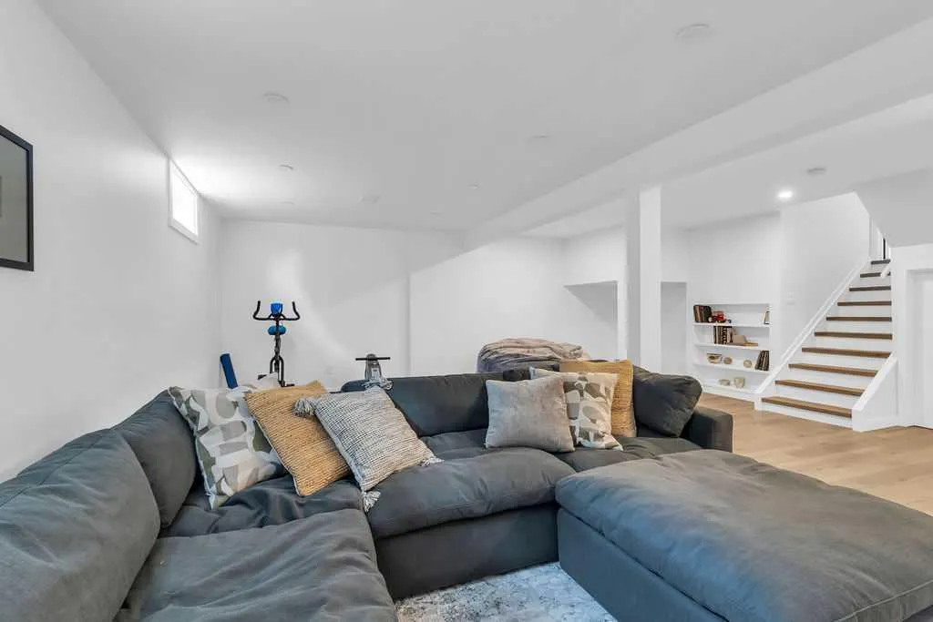 212 Cedarille Green SW