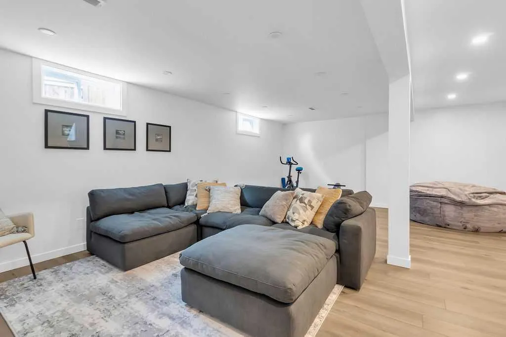 212 Cedarille Green SW