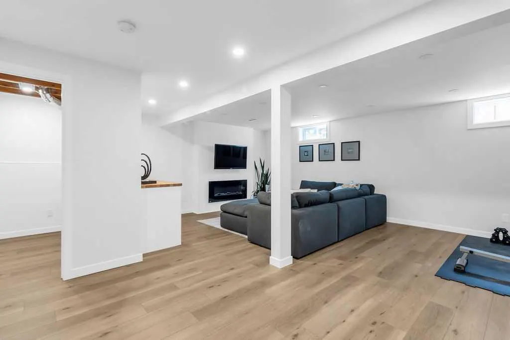 212 Cedarille Green SW