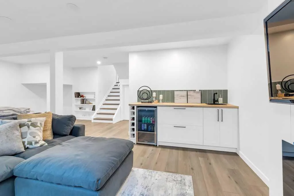 212 Cedarille Green SW