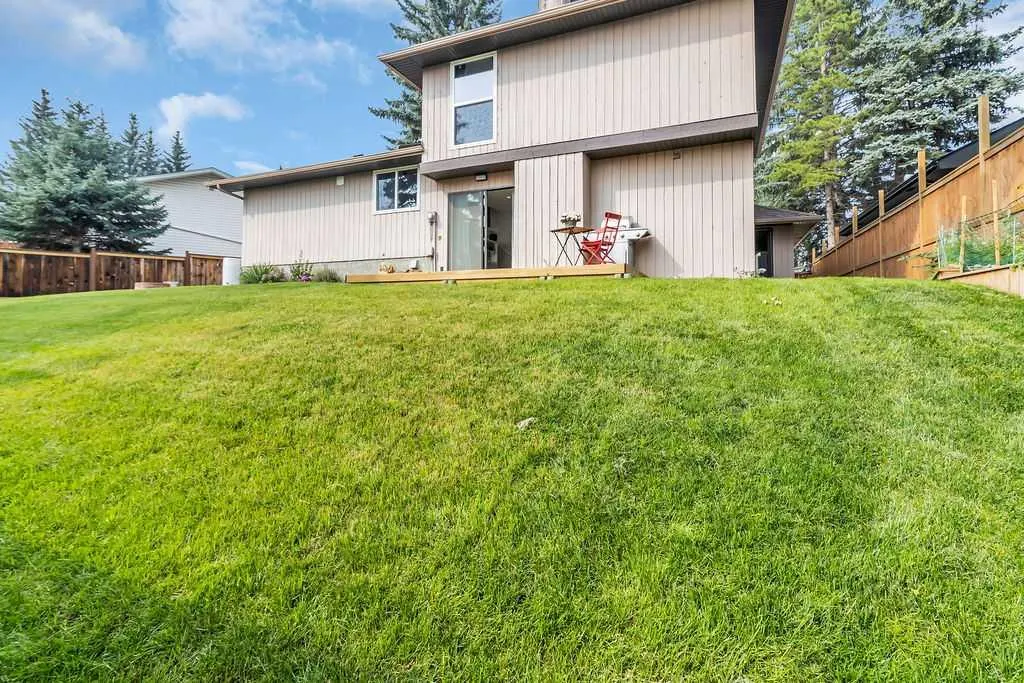 212 Cedarille Green SW