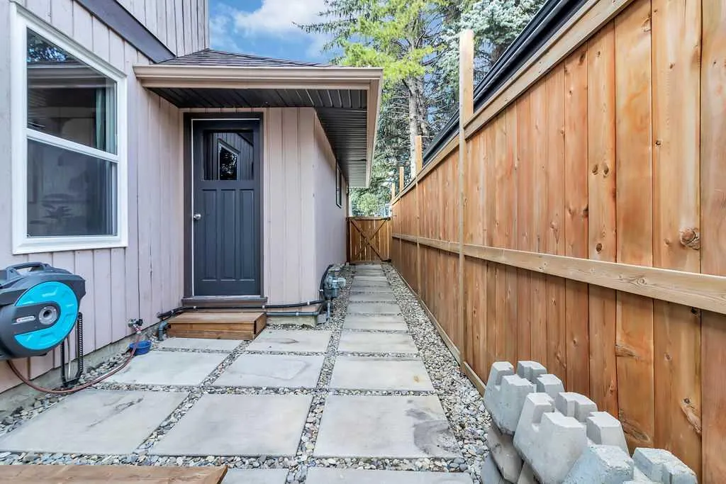 212 Cedarille Green SW