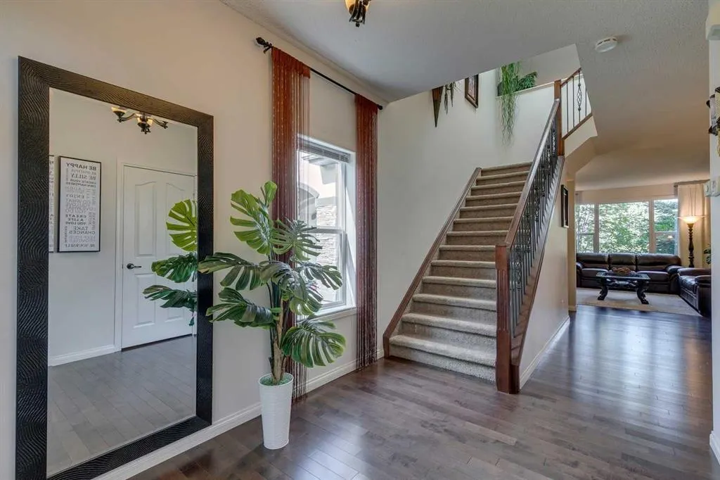 327 Cranleigh View SE