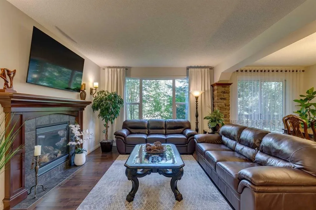 327 Cranleigh View SE