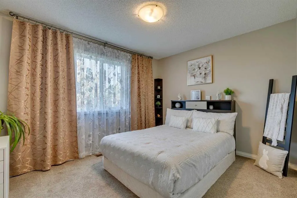 327 Cranleigh View SE