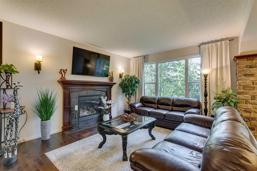 327 Cranleigh View SE