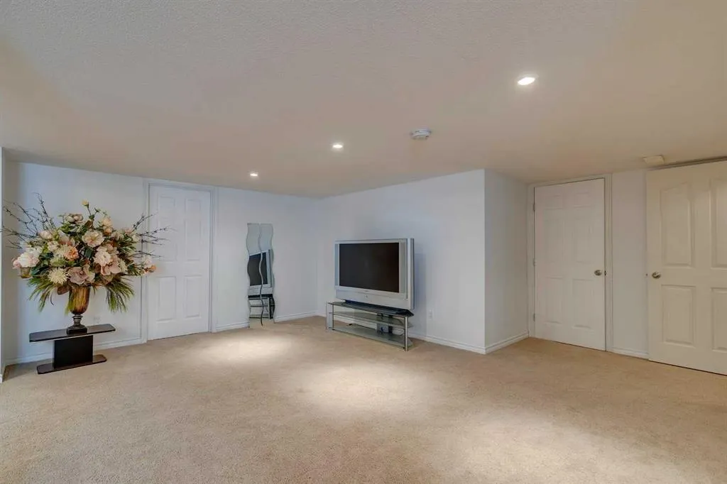 327 Cranleigh View SE