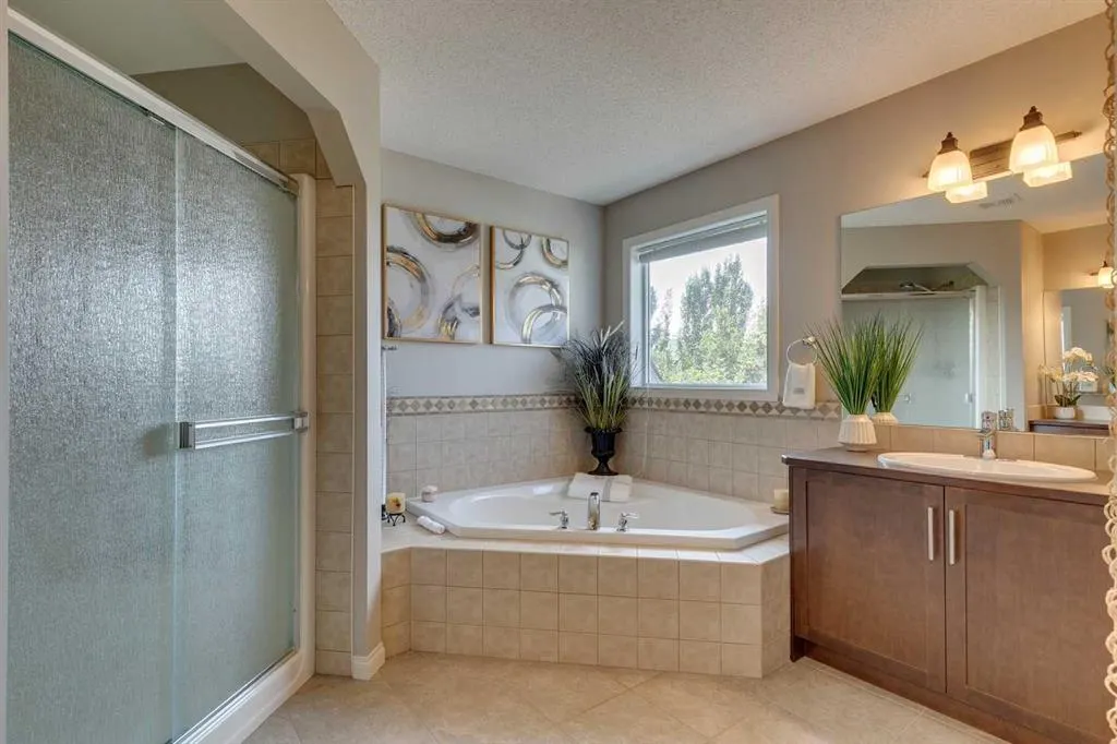 327 Cranleigh View SE