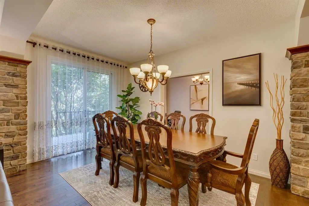 327 Cranleigh View SE