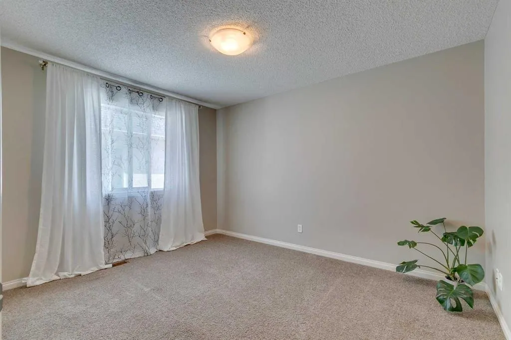 327 Cranleigh View SE