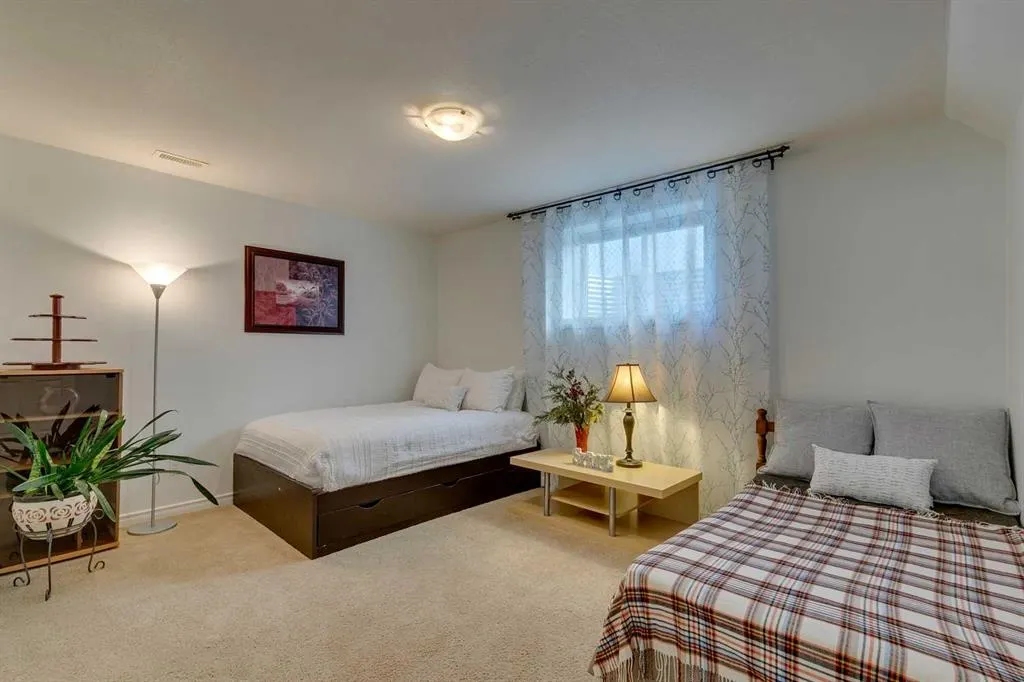 327 Cranleigh View SE