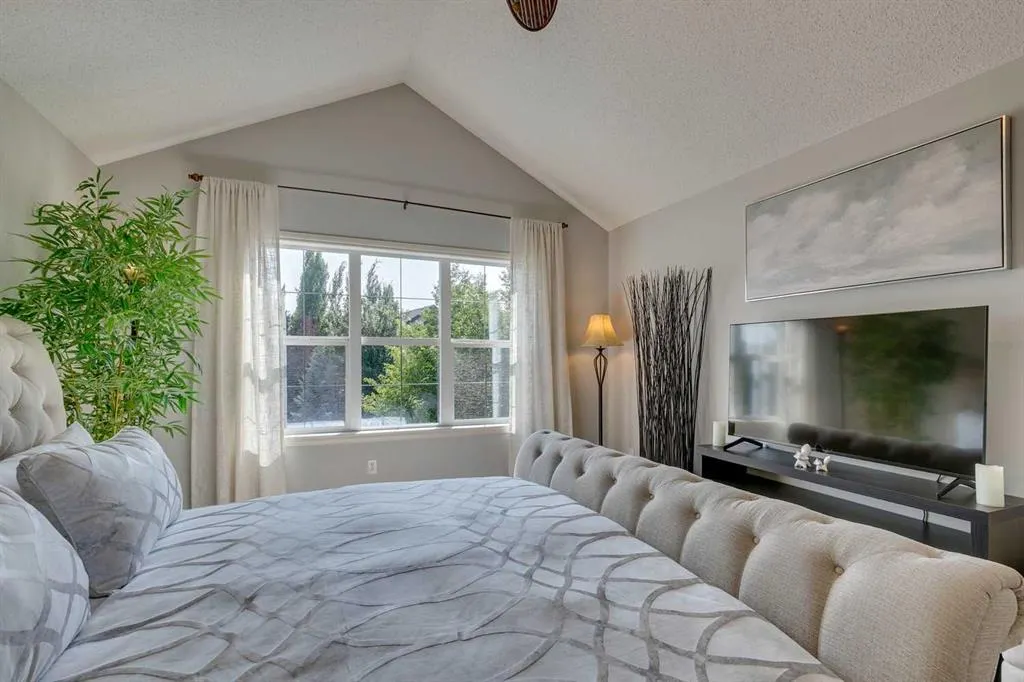327 Cranleigh View SE