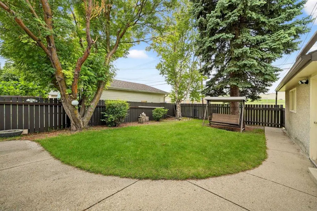 5003 Batchelor Crescent NW