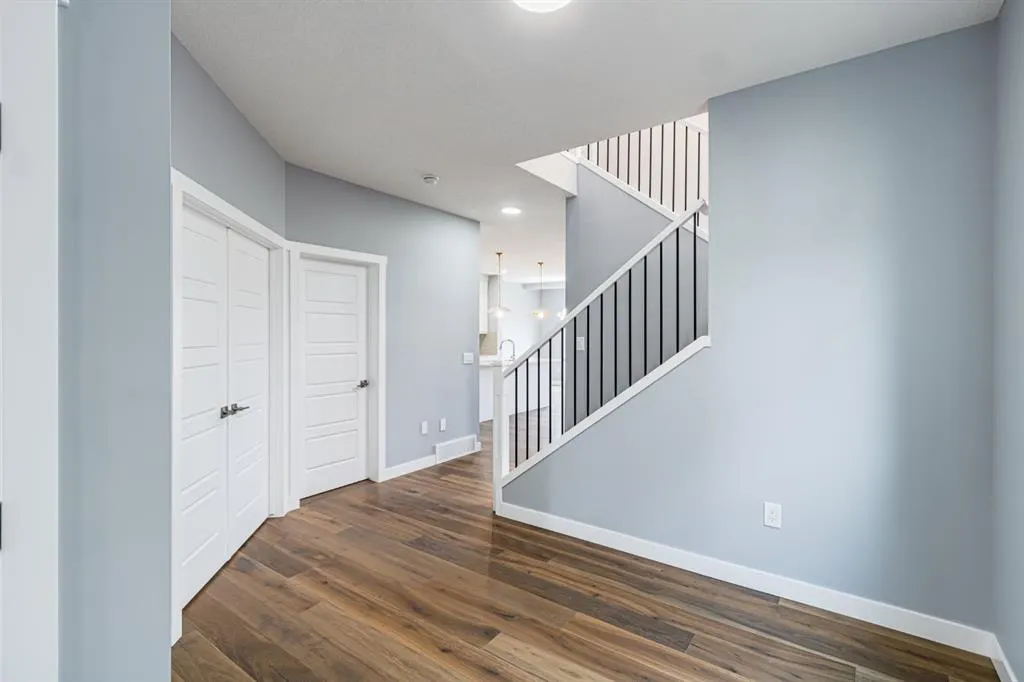 959 Corner Meadows Way NE