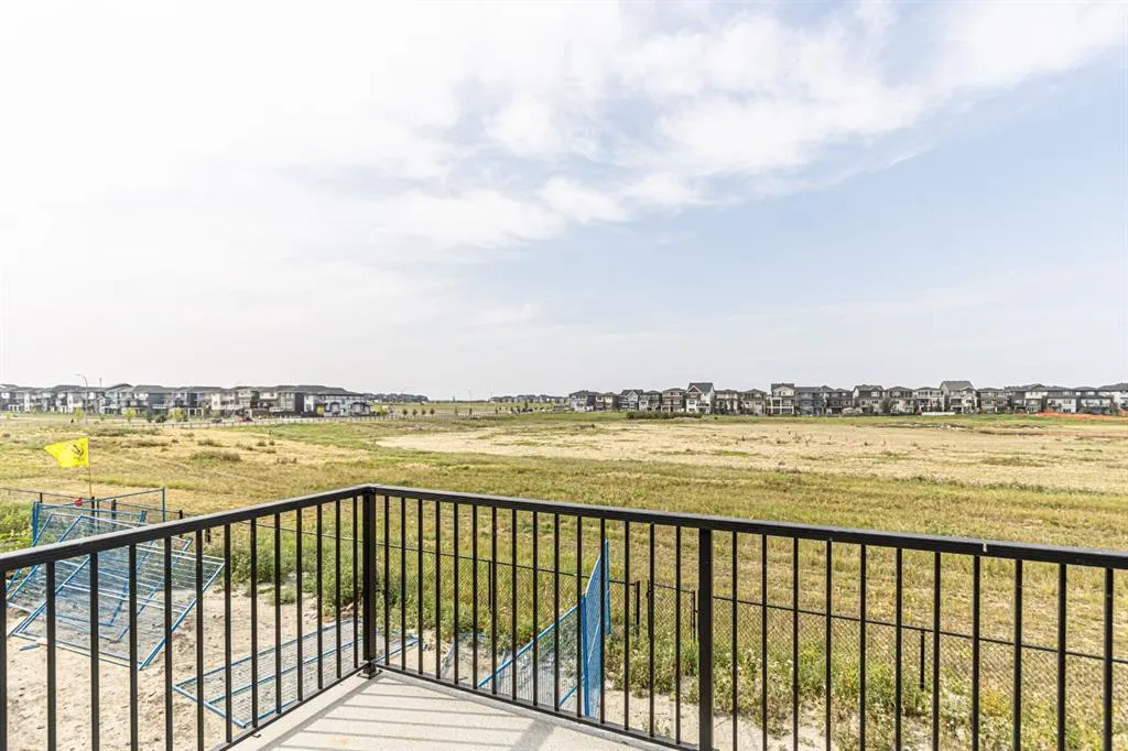 959 Corner Meadows Way NE