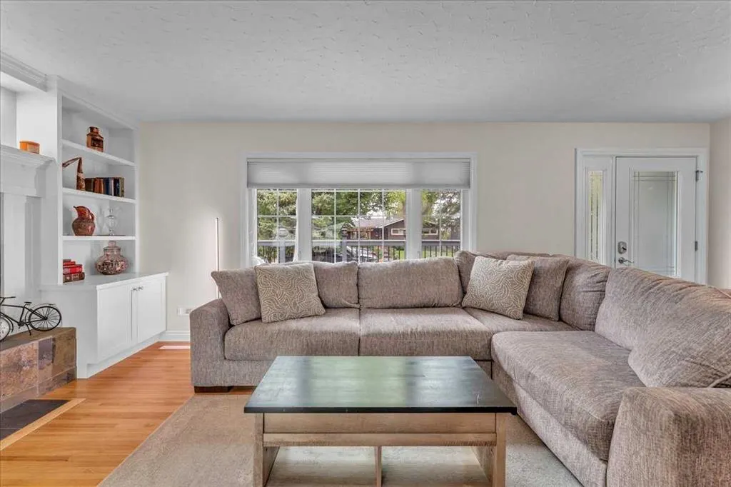 85 Warwick Drive SW