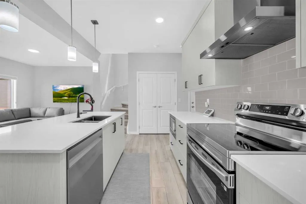 154 Silver Spruce Grove SW