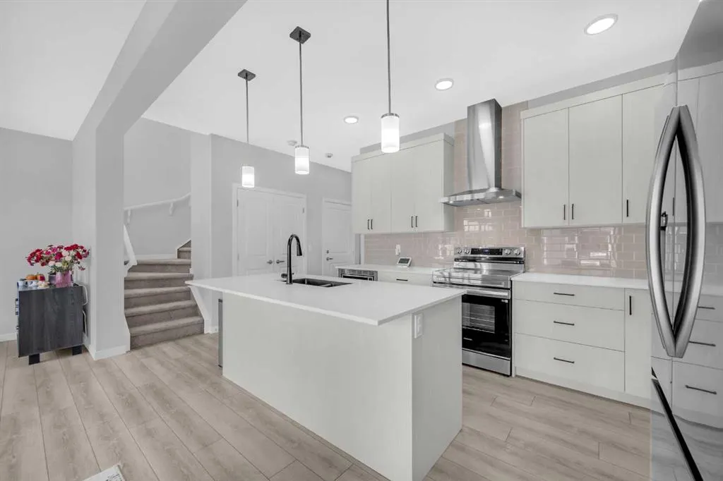 154 Silver Spruce Grove SW