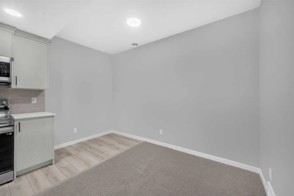 154 Silver Spruce Grove SW