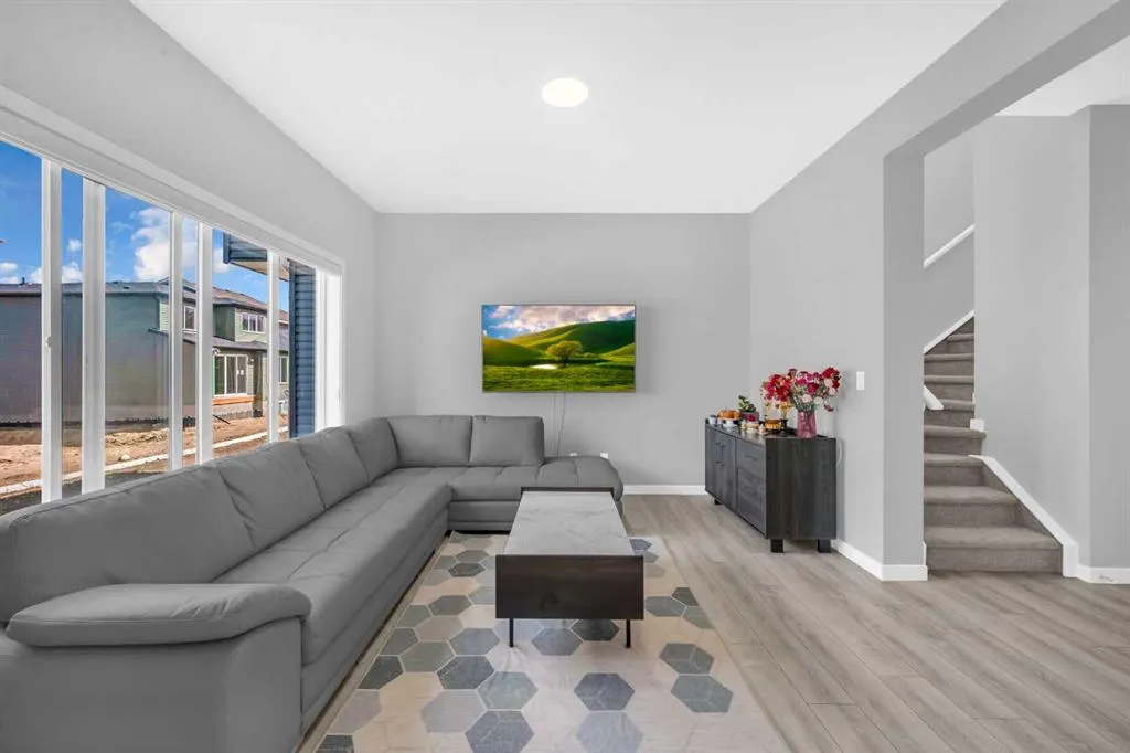 154 Silver Spruce Grove SW