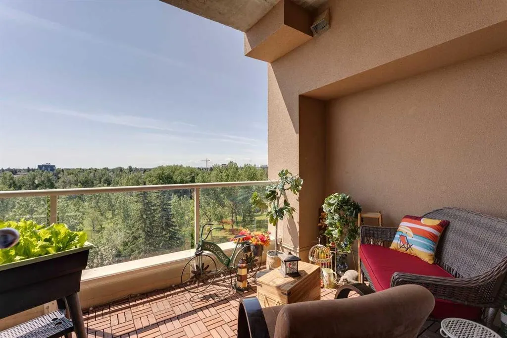 24 Hemlock Crescent SW, #3608