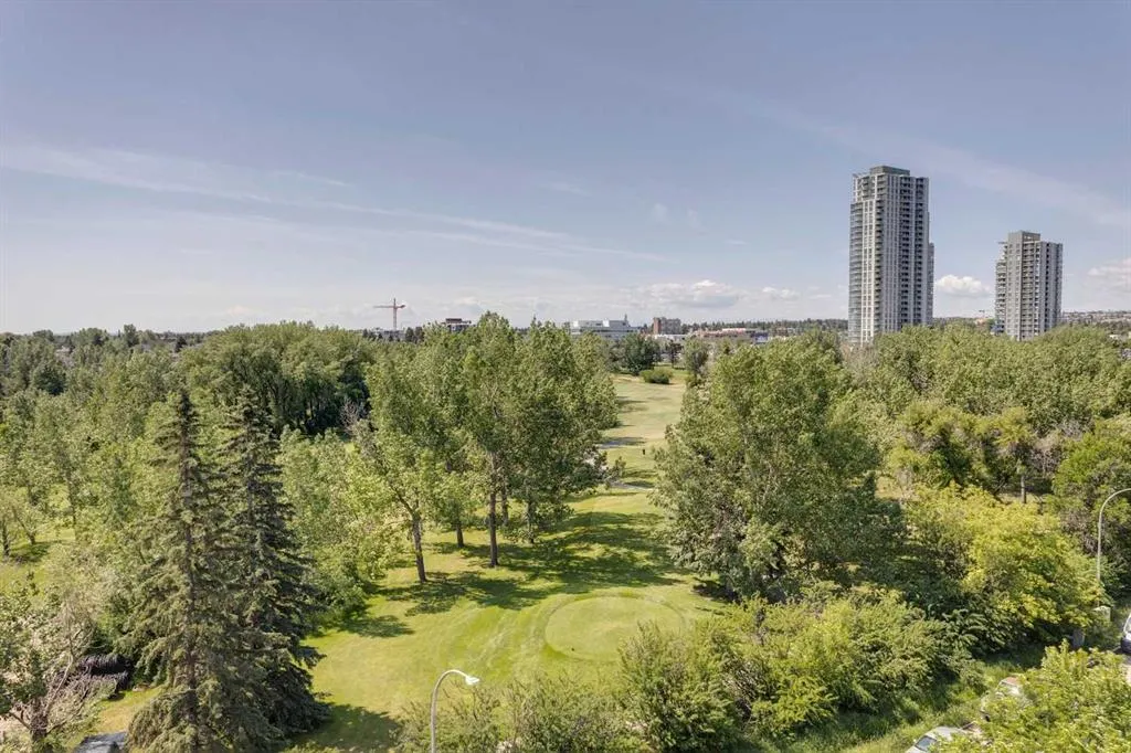 24 Hemlock Crescent SW, #3608