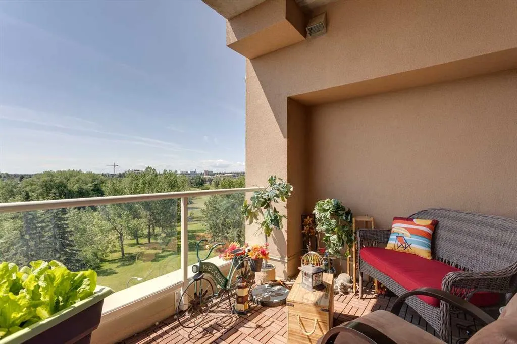 24 Hemlock Crescent SW, #3608