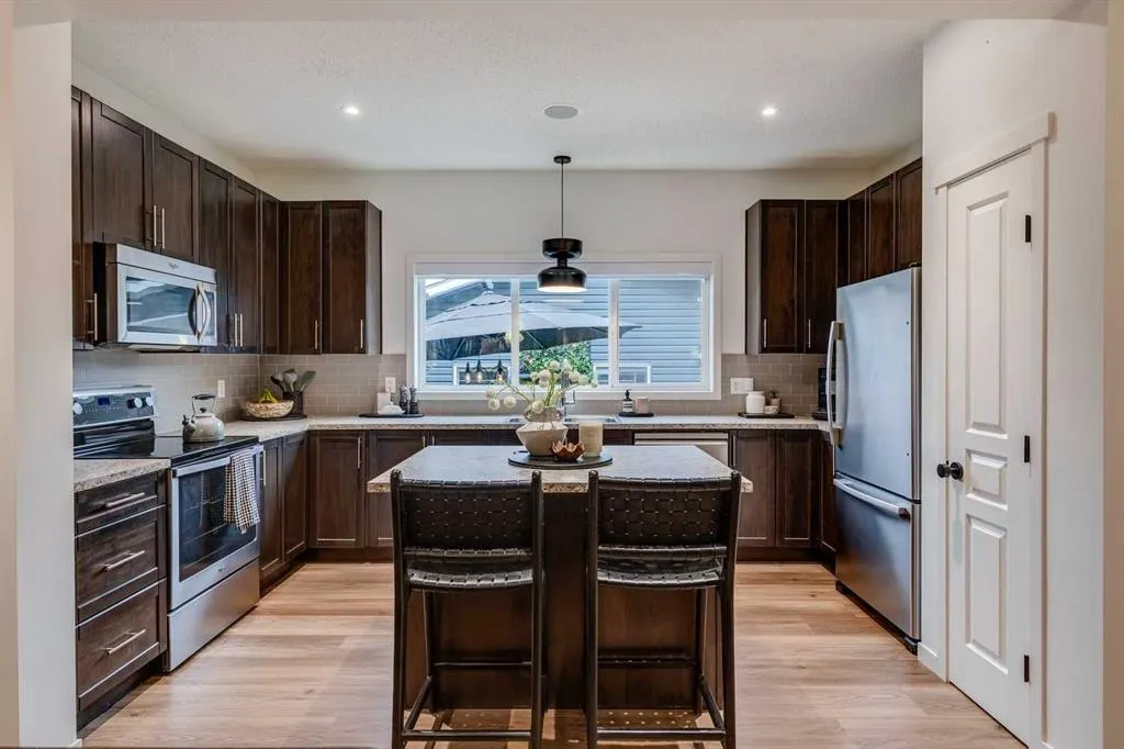 90 Copperpond Heights SE