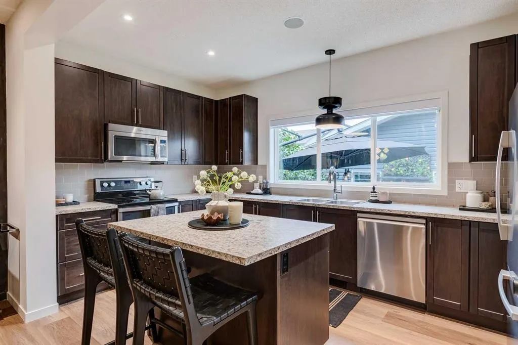 90 Copperpond Heights SE