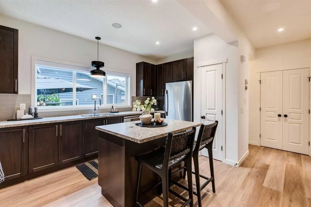 90 Copperpond Heights SE