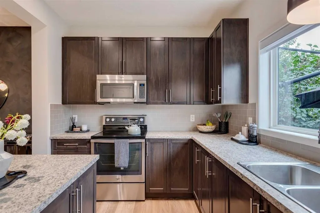 90 Copperpond Heights SE