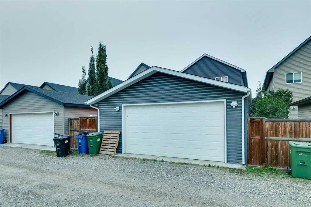 90 Copperpond Heights SE