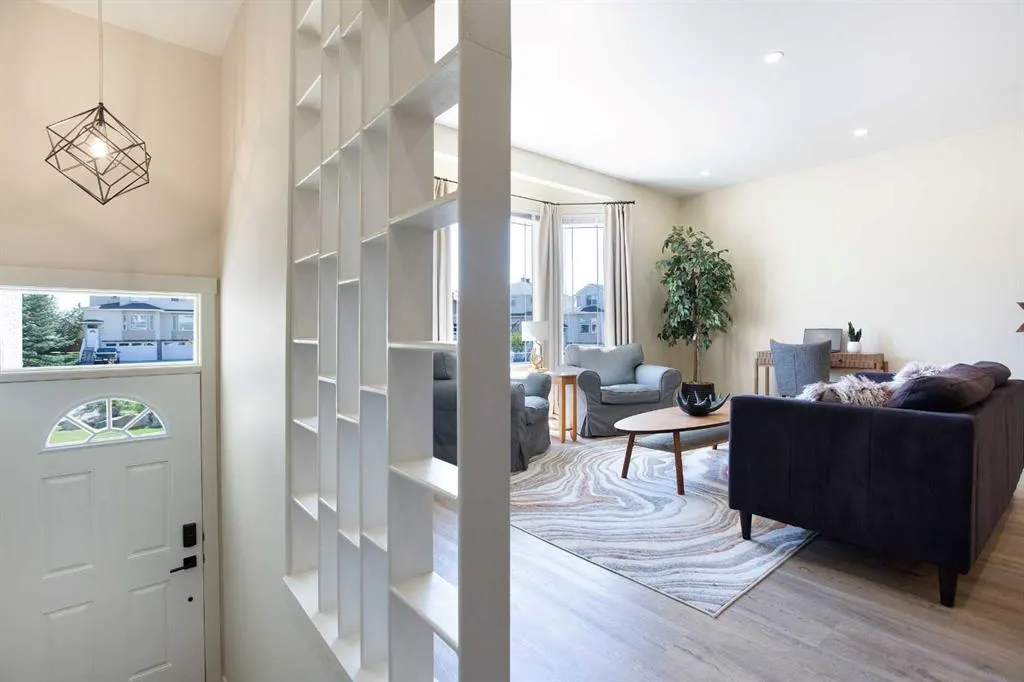 124 Country Hills Gardens NW
