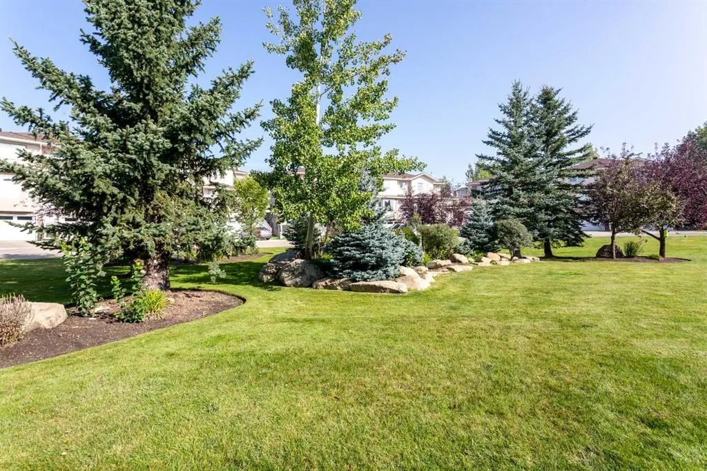 124 Country Hills Gardens NW