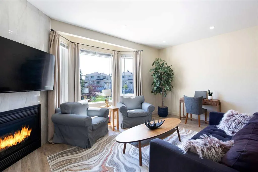 124 Country Hills Gardens NW