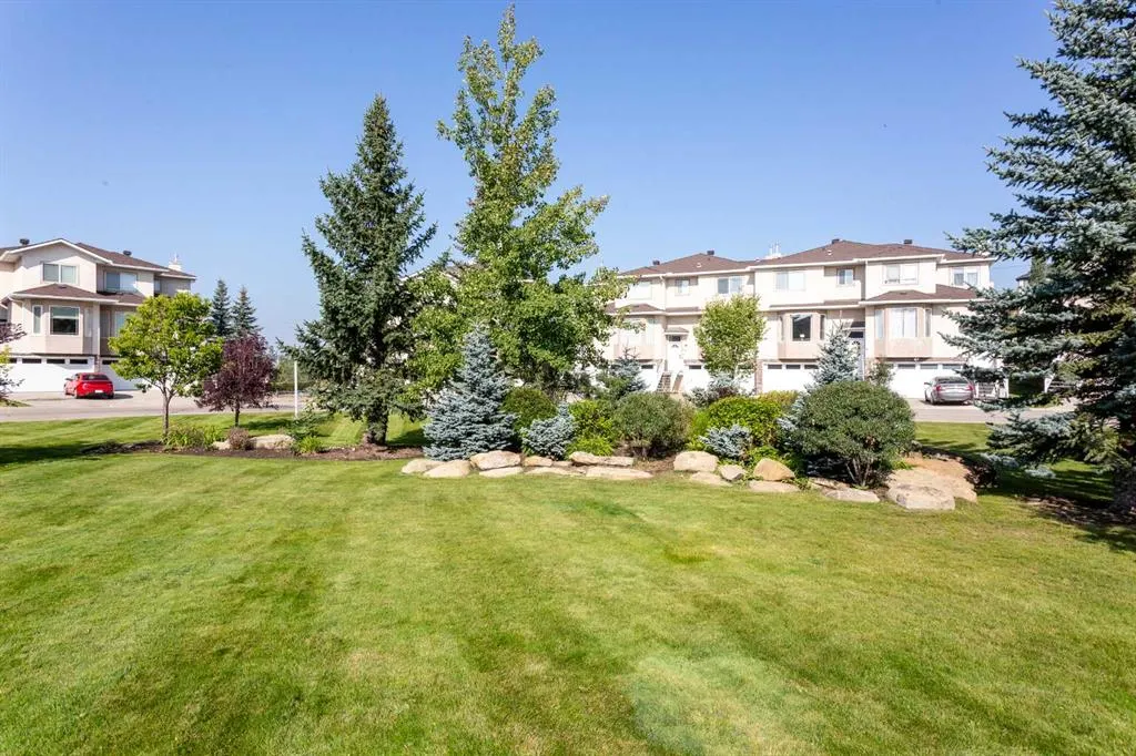 124 Country Hills Gardens NW