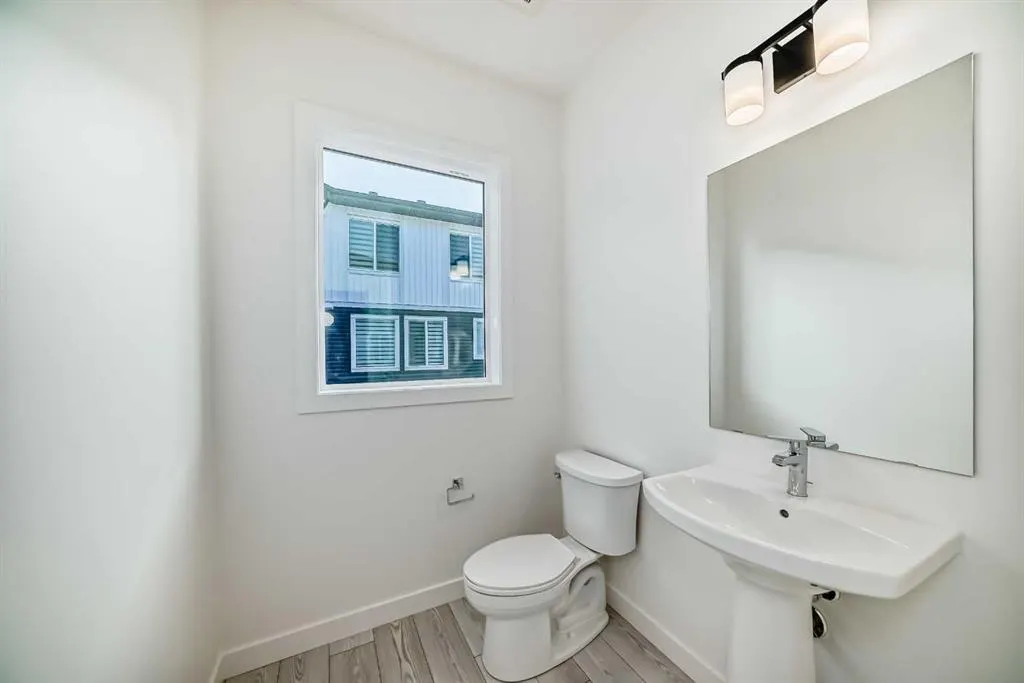 42 Corner Glen Manor NE