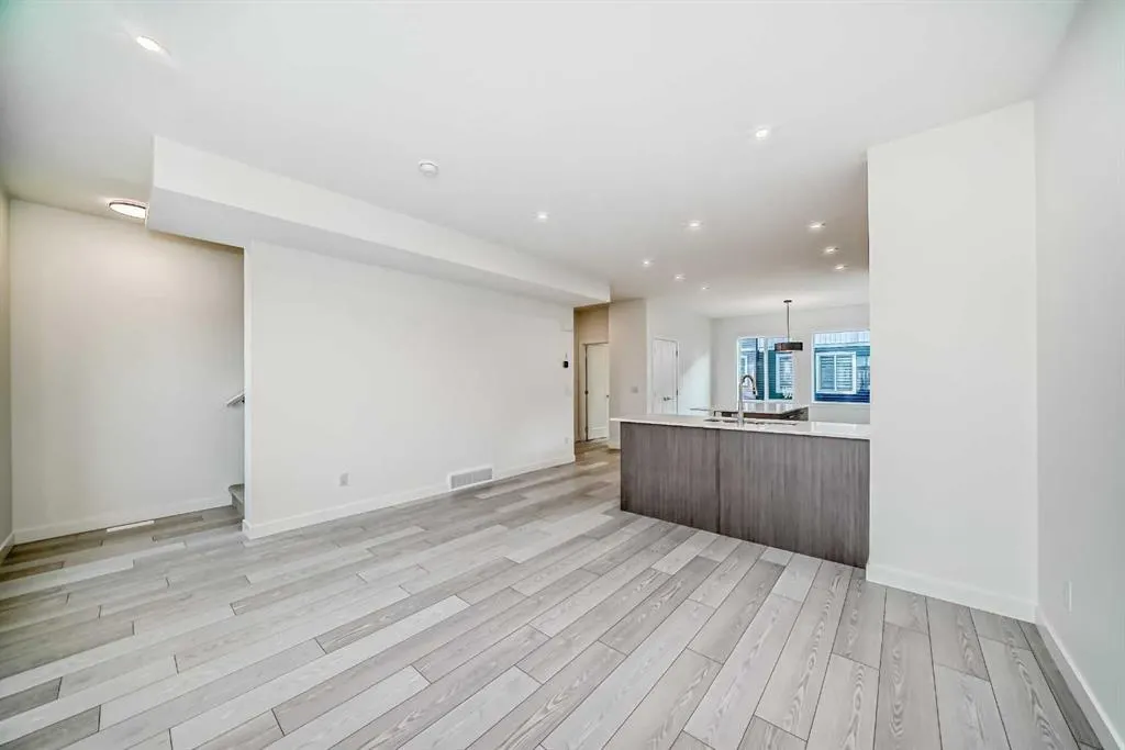 42 Corner Glen Manor NE