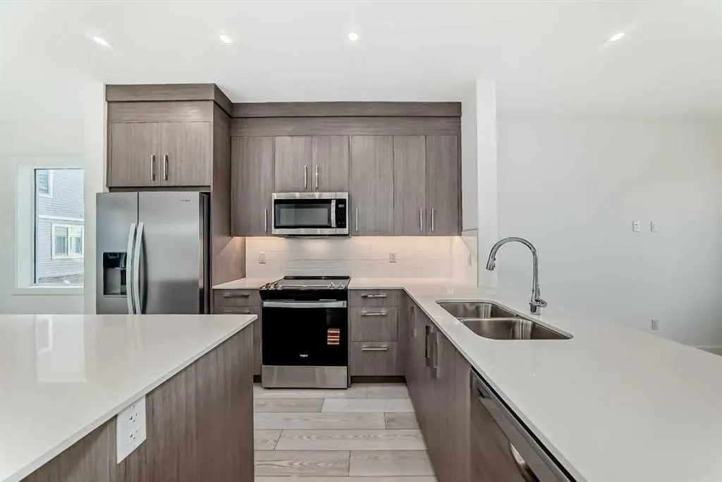 42 Corner Glen Manor NE