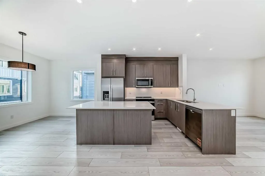 42 Corner Glen Manor NE