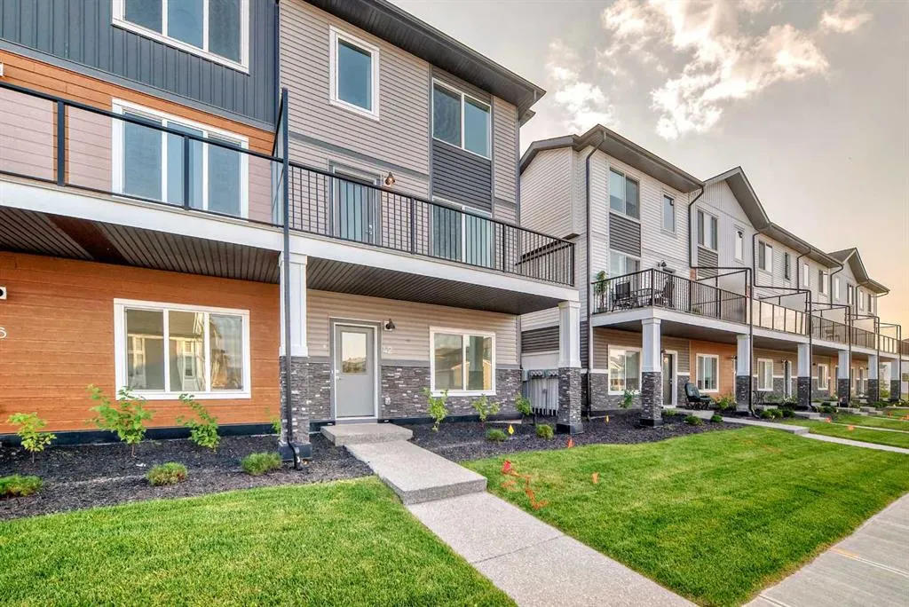 42 Corner Glen Manor NE