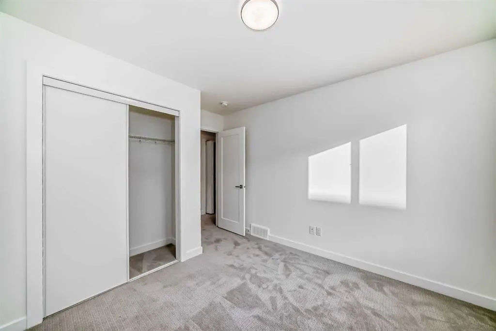 42 Corner Glen Manor NE