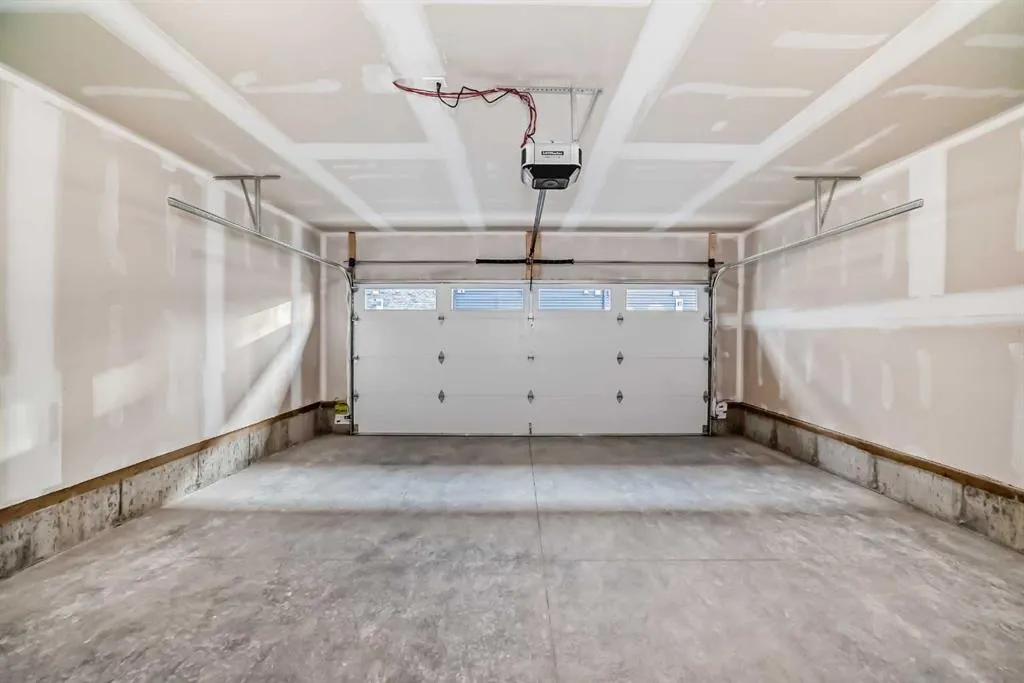 42 Corner Glen Manor NE