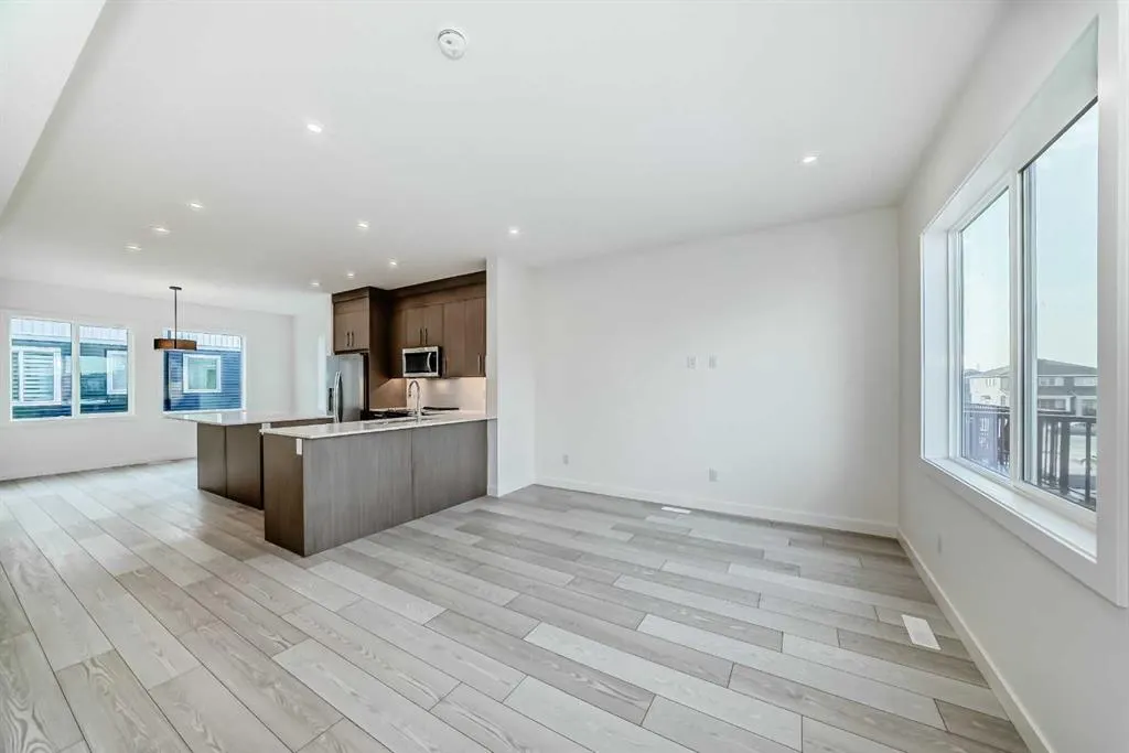 42 Corner Glen Manor NE
